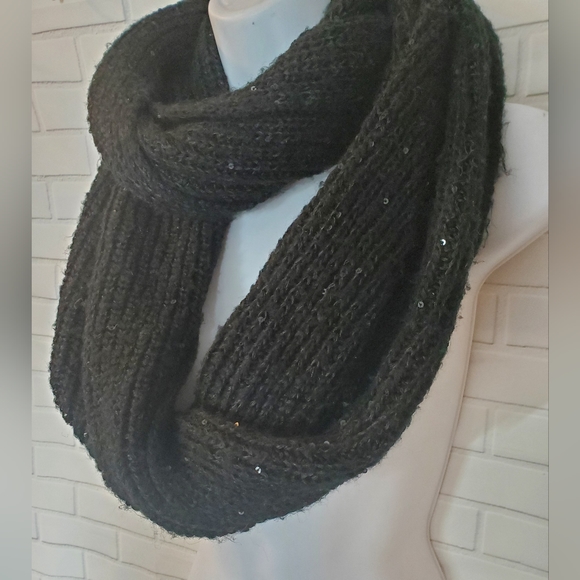 Black Knit Infinity Sequin Scarf - Picture 4 of 8